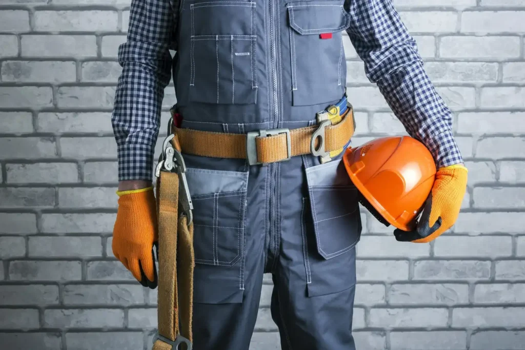 mężczyzna w stroju roboczym